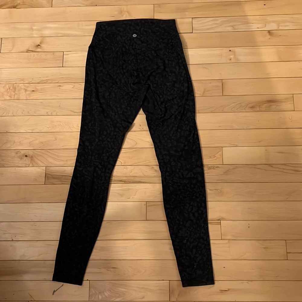 Lululemon size 6 leopard print aligns